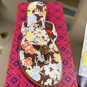 Sandalias tory size 6 , corre como 5.5